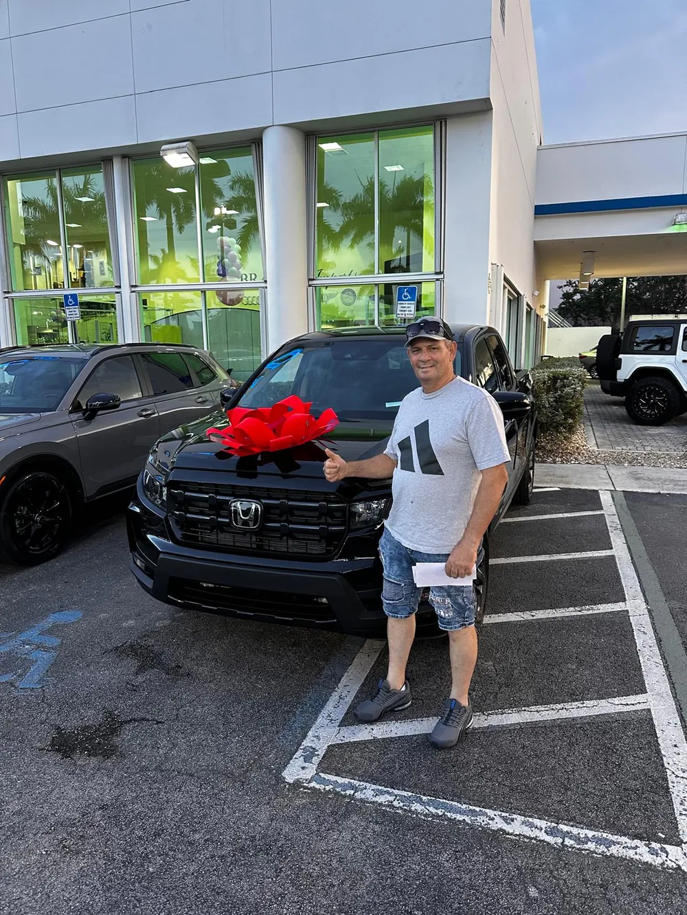 Cliente recibiendo su auto con Carlos Harry en Miami