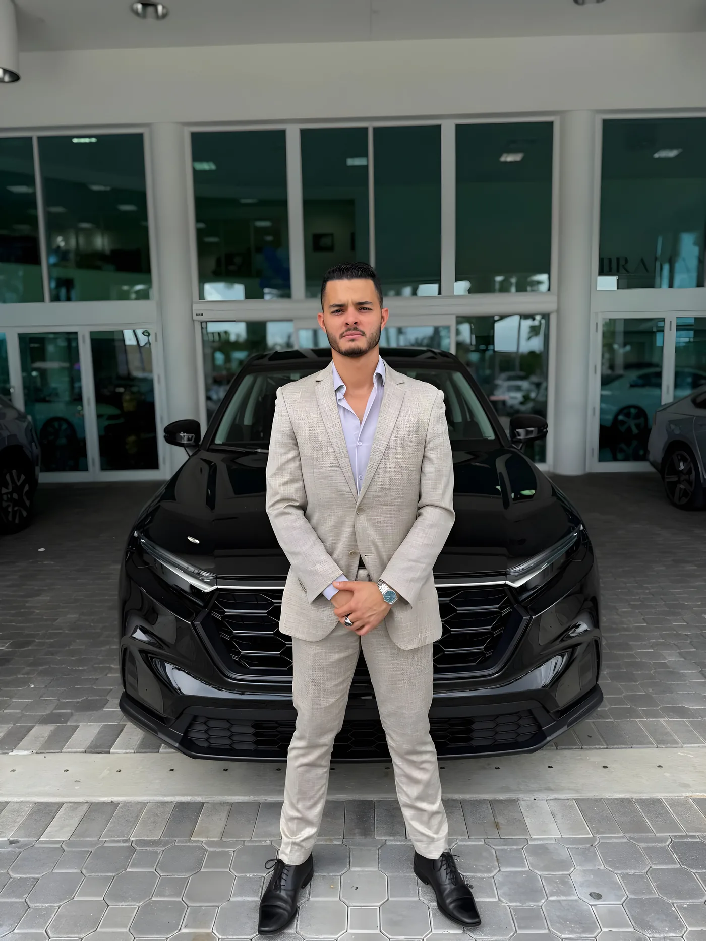 Carlos Harry, asesor de autos en Miami, junto a un Honda negro